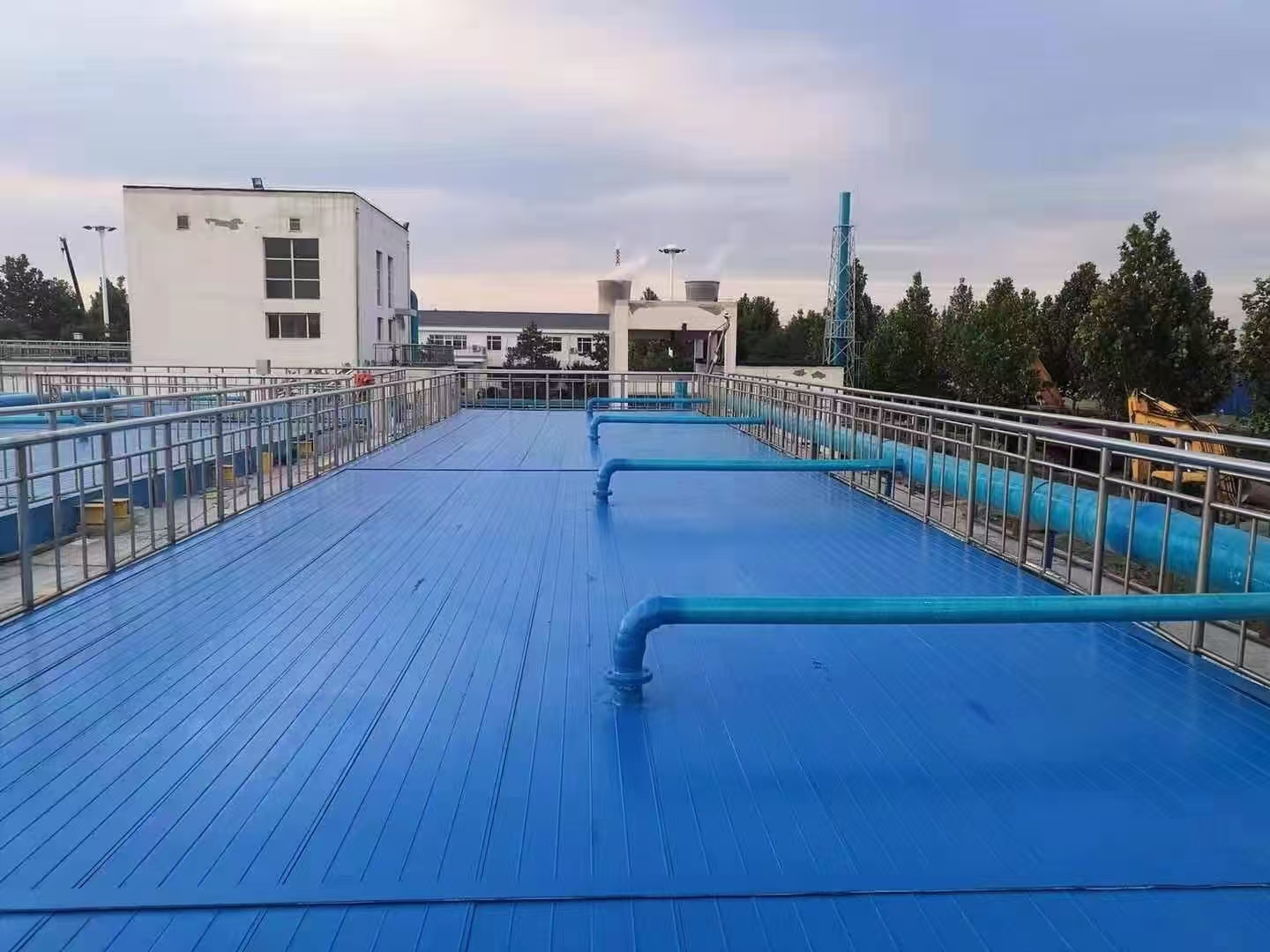 安装在污水处理厂作为步道的蓝色玻璃钢盖板